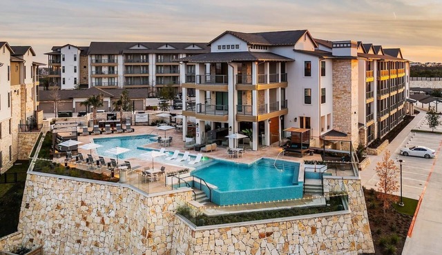 Landing | Chic 1BD, Pool, Clubhouse
