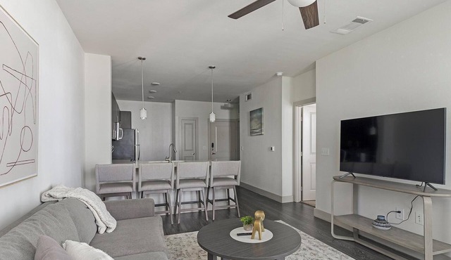 Landing | Chic 1BD, Pool, Gym