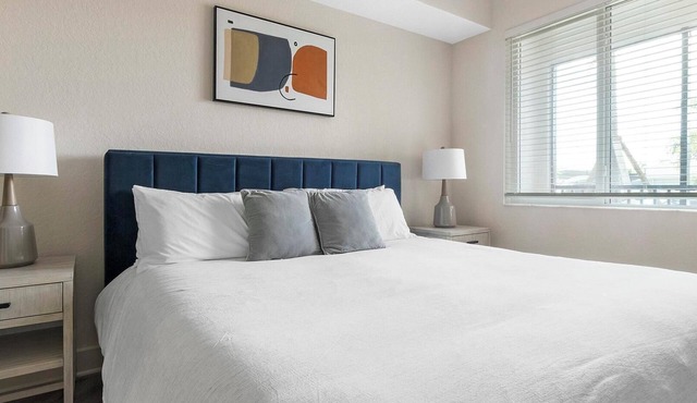 Landing | Chic 1BD, Pool, Gym