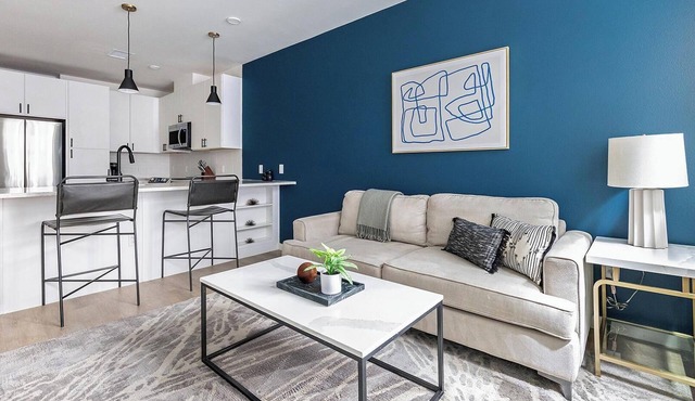 Landing | Chic 1BD, Rooftop Lounge, Gym