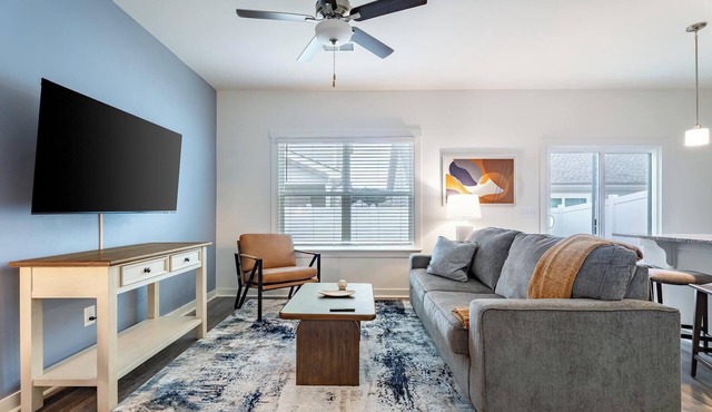 Landing | Chic 1BD, Pool, Clubhouse