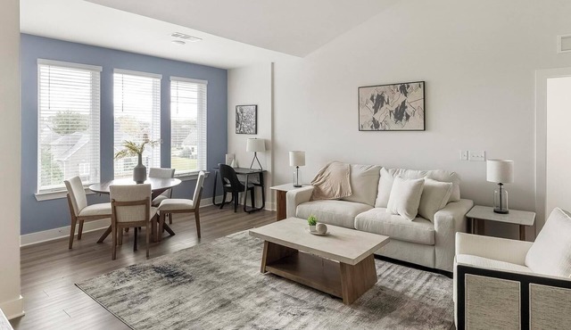 Landing | Chic 2BD, Clubhouse, Courtyard