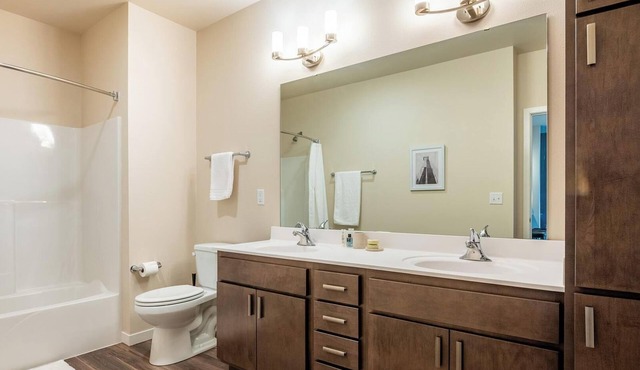 Landing | Chic 2BD, Clubhouse, Pool