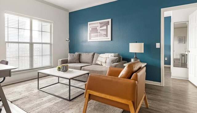 Landing | Chic 2BD, Gym