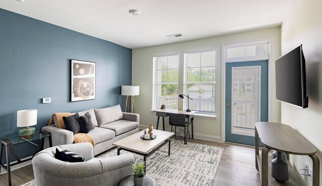 Landing | Chic 2BD, Gym, Pool