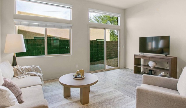 Landing | Chic 2BD, Gym