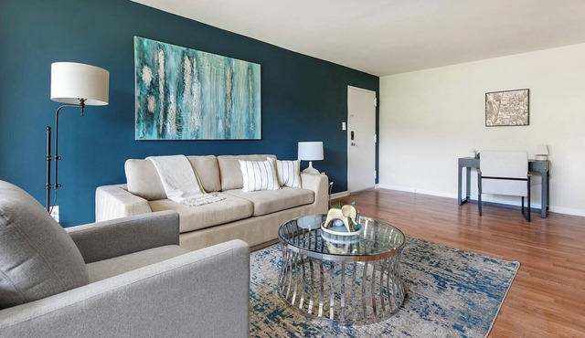 Landing | Chic 2BD, Gym, Pool