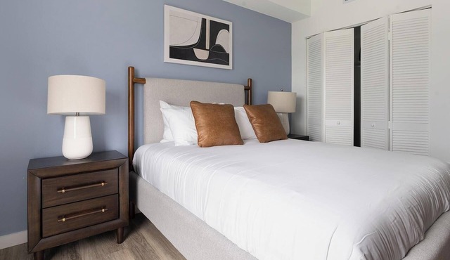 Landing | Chic 2BD, Pool