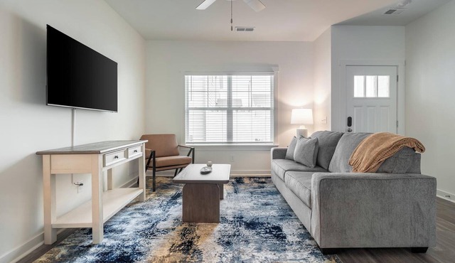 Landing | Chic 2BD, Pool, Clubhouse