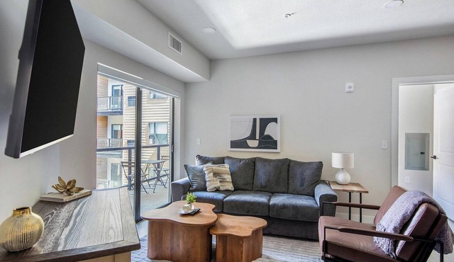 Landing | Chic 2BD in Granary District