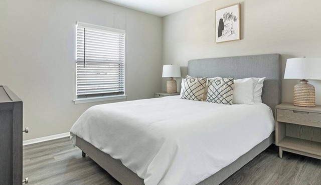 Landing | Chic 2BD, Clubhouse, Pool