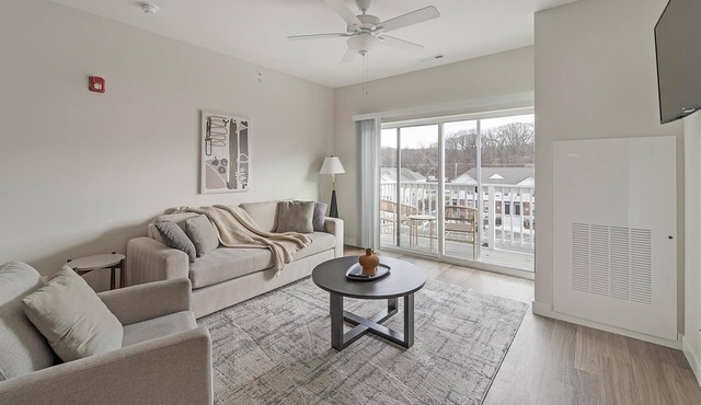 Landing | Chic 2BD, Clubhouse, Pool