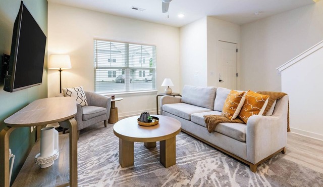 Landing | Chic 2BD, Yoga Studio, Pool