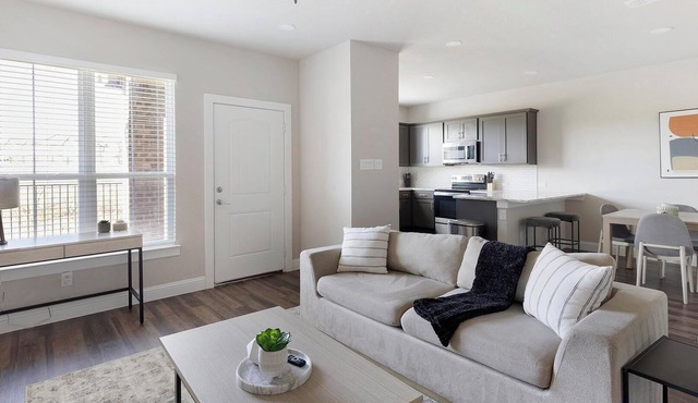 Landing | Chic 3BD in Weatherford