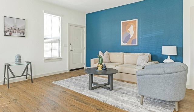 Landing | Chic 3BD, Pool, Gym