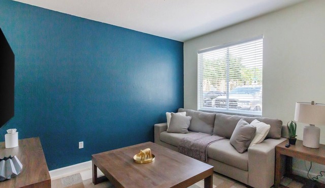Landing | Chic 3BD, Pool