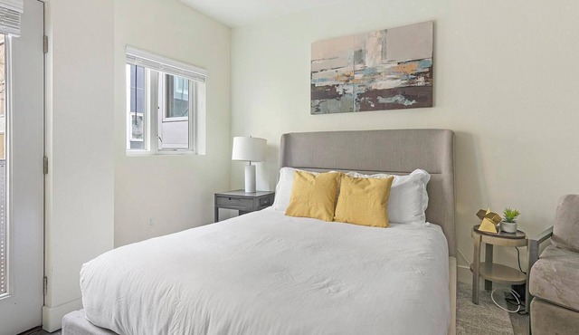 Landing | Chic Studio, Courtyard, Gym