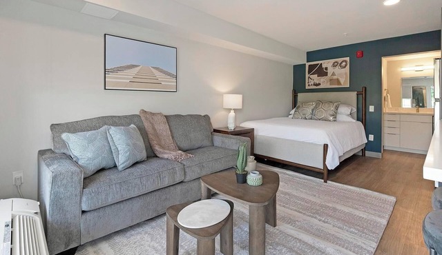 Landing | Chic Studio in Downtown Hermitage