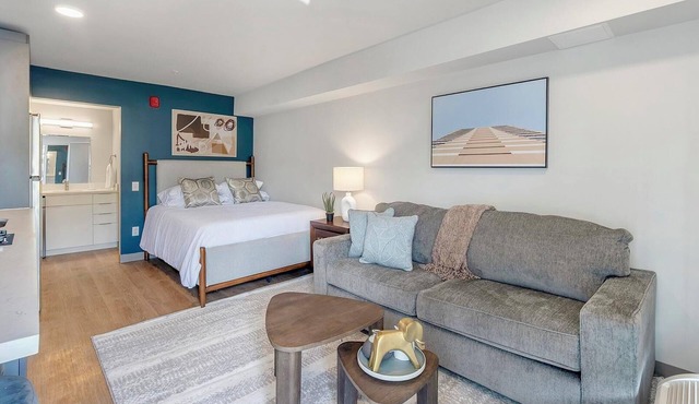 Landing | Chic Studio in Downtown Hermitage