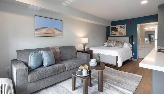 Landing | Chic Studio in Downtown Hermitage