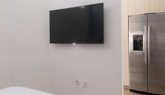 Landing | Chic Studio, Game Room, Gym