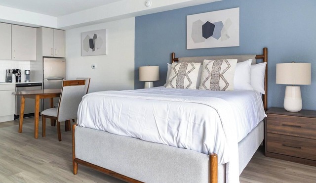 Landing | Chic Studio, Yoga Studio, Courtyard