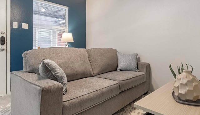 Landing | Chic Studio, Pool, Clubhouse