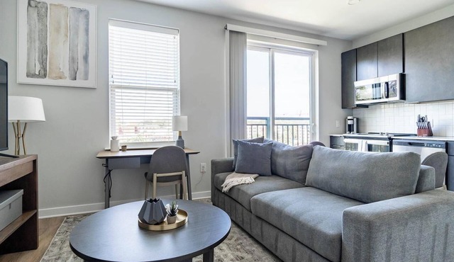 Landing | Chic Studio, Yoga Studio, Courtyard