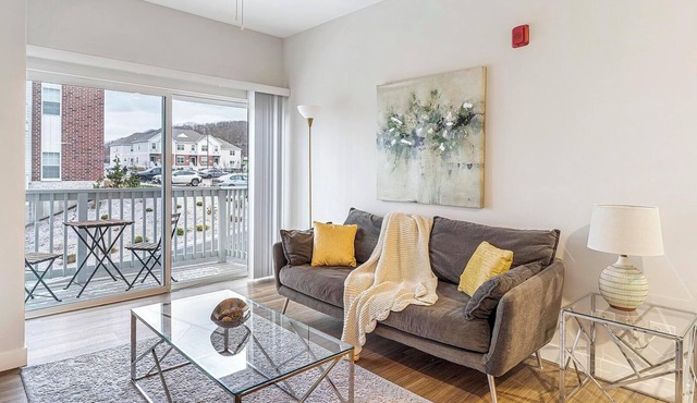 Landing | Incredible 2BD, Clubhouse, Pool