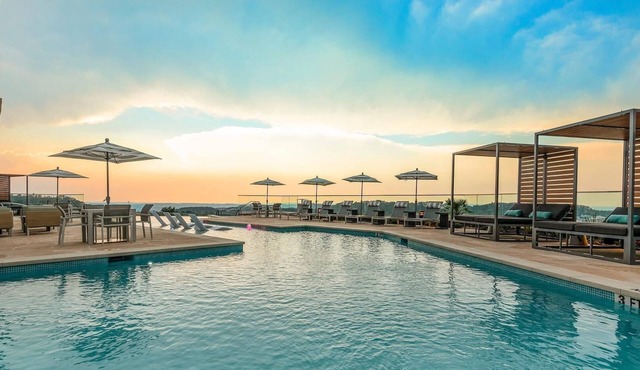 Landing | Incredible 2BD, Pool, Clubhouse