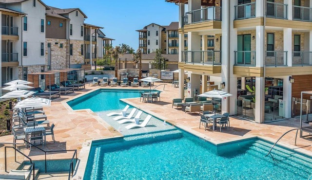 Landing | Incredible 2BD, Clubhouse, Pool