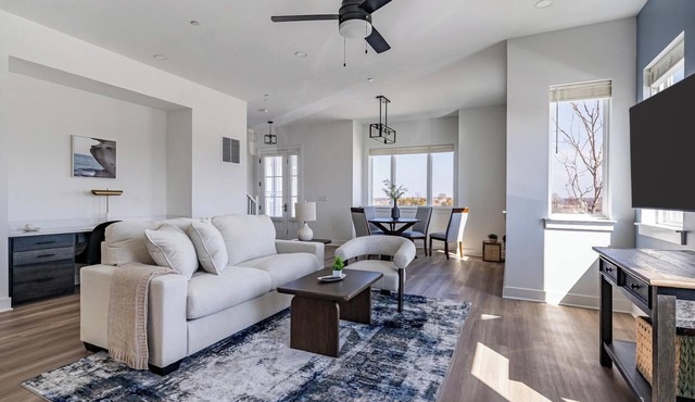 Landing | Incredible 3BD in Lee's Summit