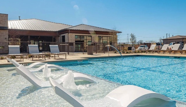 Landing | Modern 1BD, Clubhouse, Pool