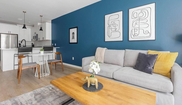 Landing | Modern 1BD, Gym, Rooftop Lounge