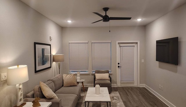 Landing | Modern 1BD, Gym, Pool