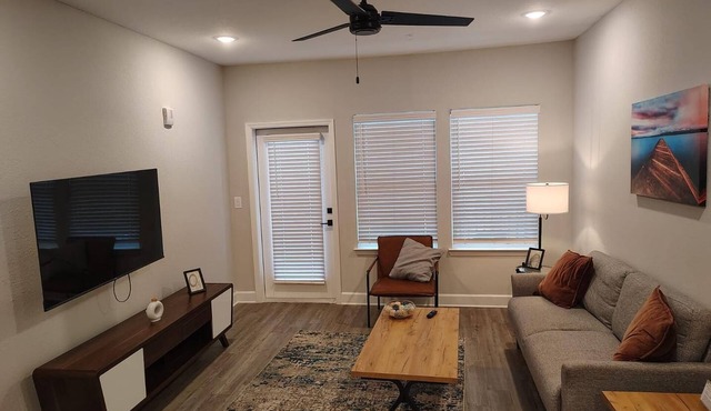 Landing | Modern 1BD, Gym, Pool