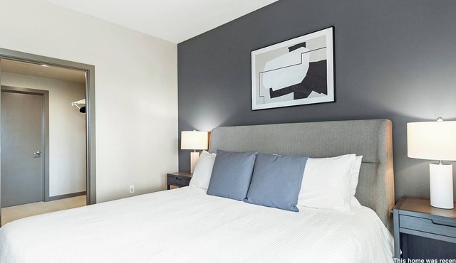 Landing | Modern 1BD, Rooftop Lounge, Clubhouse