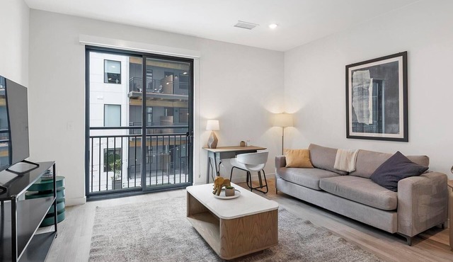 Landing | Modern 1BD, Rooftop Lounge, Clubhouse