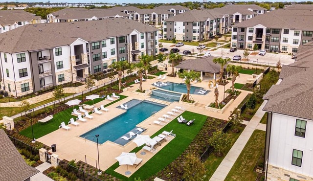Landing | Modern 1BD, Courtyard, Clubhouse