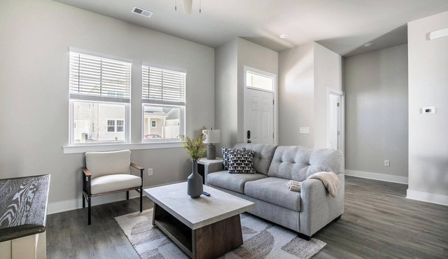 Landing | Modern 2BD, Gym