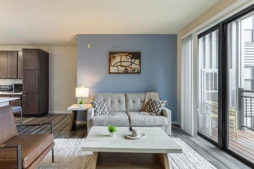 Landing Modern 2BD Gym Courtyard