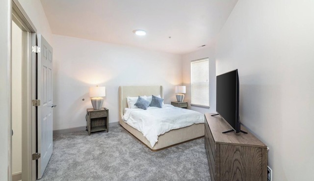 Landing | Modern 2BD, Pool, Gym