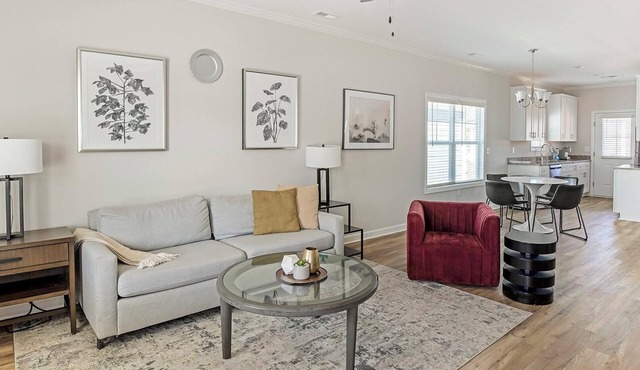 Landing | Modern 2BD, Pool, Gym