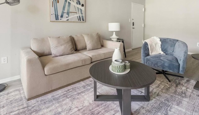 Landing | Modern 2BD, Pool, Gym