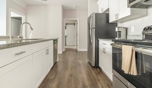 Landing | Modern 3BD, Yoga Studio, Courtyard