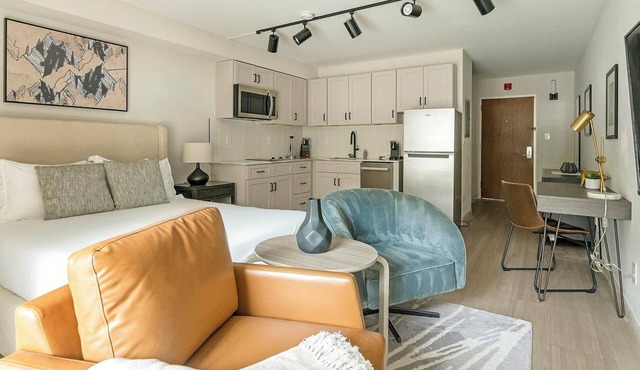 Landing | Modern Studio, Pool, Gym