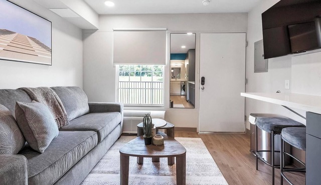 Landing | Modern Studio in Downtown Hermitage