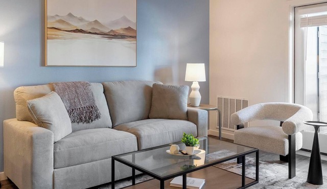 Landing | Modern 1BD, Pool, Gym