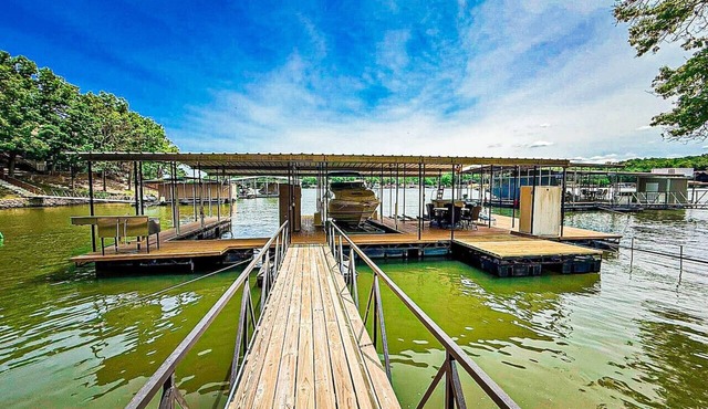 Landing on Lake Time: Lakefront-4BD/2BA/Private Dock/Decks/Firepit-10PP