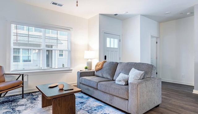 Landing | Spectacular 2BD, Gym, Pool